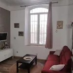 Le Red Sofa, Coeur De Apartment *