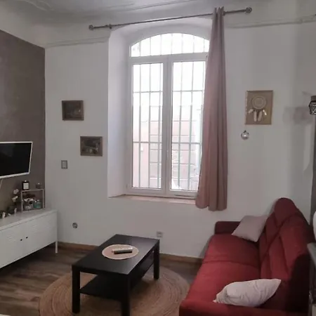 Le Red Sofa, Coeur De Apartment *